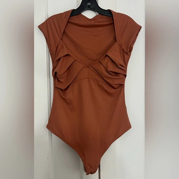 Alix NYC Odin pleat detail bodysuit in clay - Picture 3 of 7